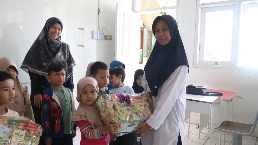 Murid TK B RA Baitul Maal Belajar Berbagi Melalui Parcel Ramadhan