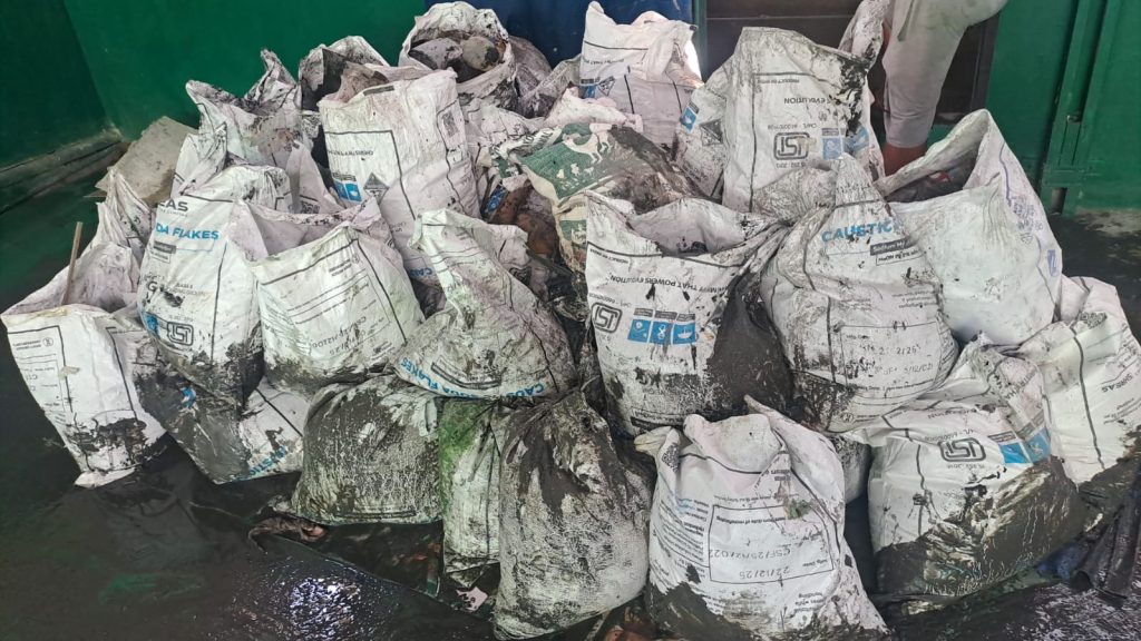 YPI Baitul Maal Bersihkan Saluran Air Warga untuk Cegah Genangan